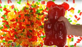 ▲小熊軟糖身世之謎。（圖／翻攝自Vat19　YouTube）
https://www.youtube.com/watch?v=HBa458RoLpw