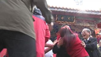 柯文哲陪蔡英文發紅包　竟遭女粉飛撲