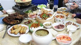 圍爐
https://www.flickr.com/photos/migasun/12220009744/in/photolist-jBQKab-jBPyqX-jBRJrC-jBPxfk-jBPBZk-4pQxfR-jBNywc-jBPwQn-4pUAdE-jBPBE2-78bRex-QfibbJ-4pUA3S-jBQJhQ-jBNy3X-jBRDfq-jBPDZn-jBNAKa-jBPzJZ-j