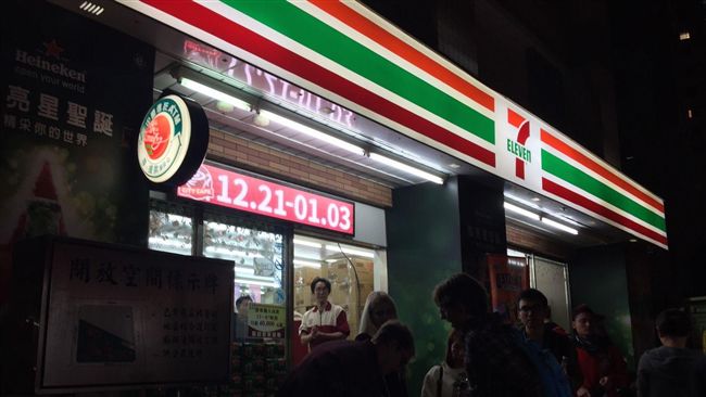 春節值班遭女客潑麵！女店員：原諒她