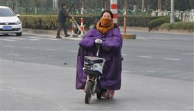 TM
冬天出行  上海騎士穿擋風被
冬天的上海街頭，幾乎每個騎士都有機車的專屬棉襖，
也就是擋風被，但警方認為擋風被有安全疑慮。
（資料照片）
中央社記者張淑伶上海攝  106年1月29日