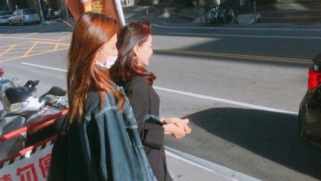 網友捕獲野生子瑜　與媽媽手牽手逛街