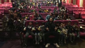 雷鬼唱作人Matzka（前排中）為迪士尼動畫「海洋奇緣
」配音，電影26日全台同步上映，Ｍatzka除夕夜請族
人看電影，小朋友聽到電影裡有排灣族語相當興奮。
（民眾提供）