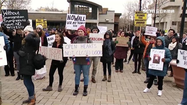 川普禁難民入美　民眾包圍機場示威