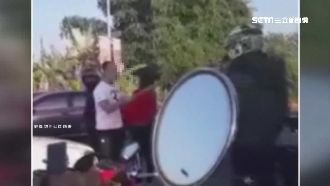 不爽跟車太近　賓士駕駛持長棍嗆聲