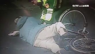 老翁平交道摔車　警急奔抬人救回一命