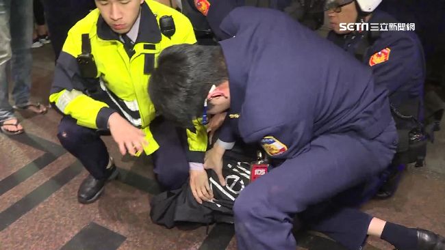 酒後不滿被瞪一眼　醉男毆人遭警壓制