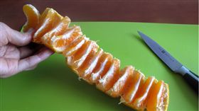 網友分享剝橘子妙招。（圖／翻攝自JewelPie）