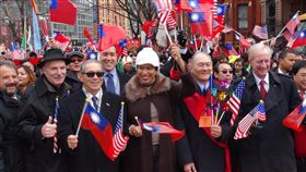 華府雞年遊行　市民遊客駐足圍觀
駐美代表高碩泰（左3）與華府特區市長鮑賽（中）等
政要加入華府遊行，吸引大批市民與遊客圍觀。
中央社記者廖漢原華盛頓攝