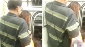 １６：９
落單女被逼進角落…火車癡漢阿伯再現　瘋狂磨蹭下體沒停過
圖／翻攝自爆料公社
https://www.facebook.com/groups/451357468329757/permalink/1111126905686140/