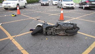 三貼還違規左轉遭撞　全家進醫院過年