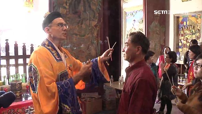 台語嘛欸通　阿斗仔道長幫信徒祭改