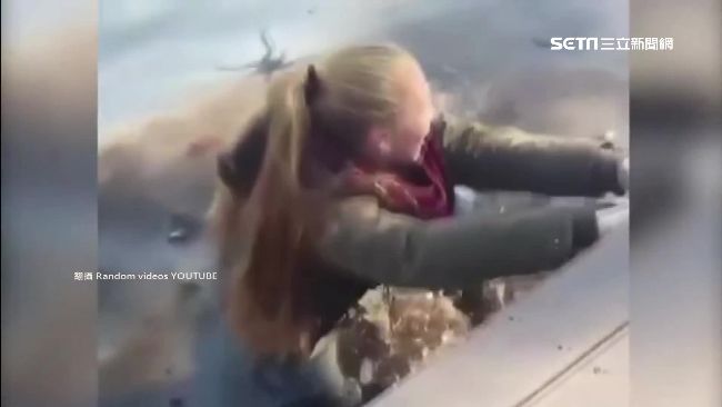 少女跌落結冰湖　朋友狂笑拍照不救人