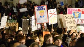 英國民眾抗議川普禁令(圖／美聯社／達志影像)
