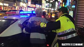 小年夜失智翁迷途　暖警助返家團圓（圖／記者許悅攝影）（校園記者）