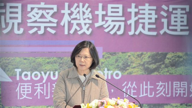 視察桃園機捷　蔡英文說「讚」！