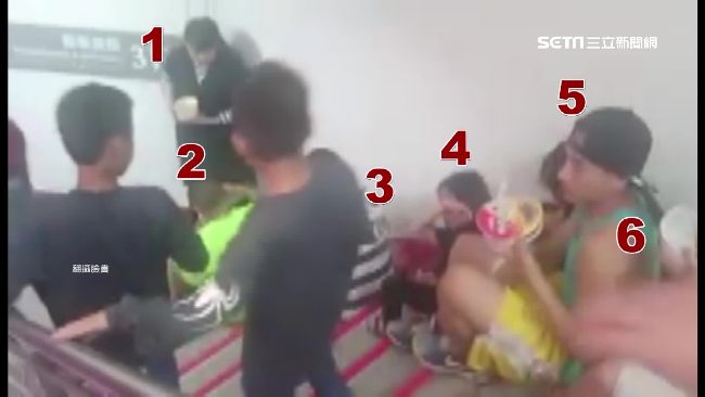 樂園餐廳湧人潮　遊客蹲樓梯口吃泡麵