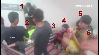 樂園餐廳湧人潮　遊客蹲樓梯口吃泡麵