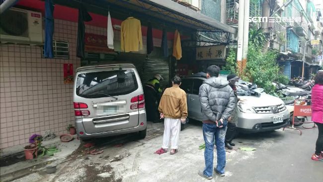 想倒車打錯檔　廂型車暴衝撞進鄰居家