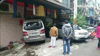 想倒車打錯檔　廂型車暴衝撞進鄰居家