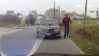 疑嗑藥現幻覺　男逆向持刀攔車嚇壞人