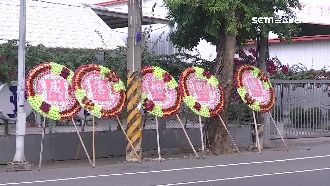 慶祝測速照相落成　民眾擺花圈恭賀