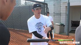 陽岱鋼指導青棒球員短打（圖／記者王怡翔攝）