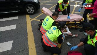 救護車送高燒8旬婦　女童突衝出遭撞