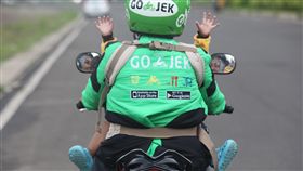 印尼綠騎士軍團 哈佛小子打造
印尼各大城市隨處可見身穿綠色制服和安全帽的Go-Jek
騎士。這股「綠騎士軍團」旋風是由哈佛畢業、今年32
歲的納迪姆打造。　中央社