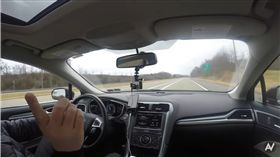 實測！車速破百瞬打R檔　400萬人線上搶看 圖／翻攝自YOUTUBE