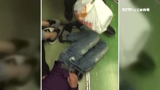 越男躺火車通道睡　旅客只能抬腳跨越