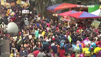 搶過年財！三峽老街攤販分租違規擺