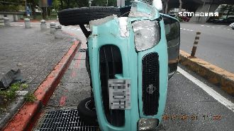 車道變窄角度沒喬好　轎車擦路緣側翻