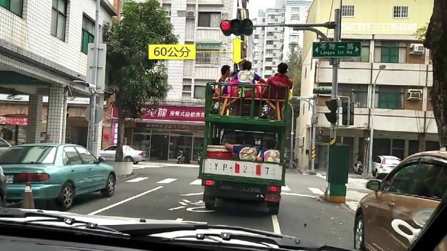 廣獅團過年趕場　貨車「雙層」載團員