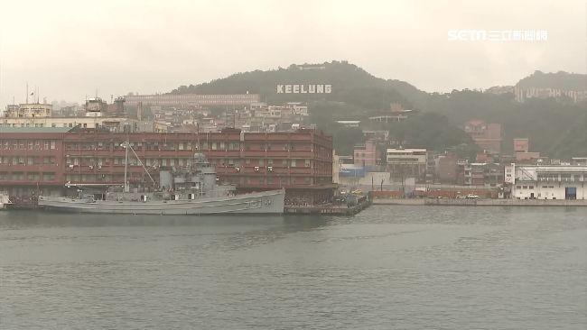 「怪霧」吞沒基隆港　船隻暫停進出
