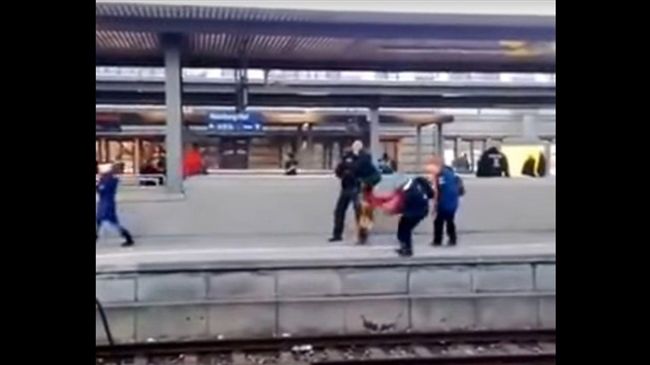 倒楣女子只是經過　警犬卻將她推鐵軌