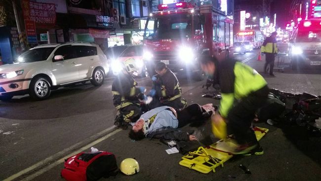 讚！返隊遇車禍　消防車當路障救人