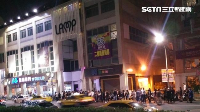 閨密忙著跳舞　正妹爛醉遭美籍男撿屍