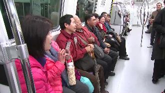 機捷試營首發　逾百人試乘遇坡稍耳鳴