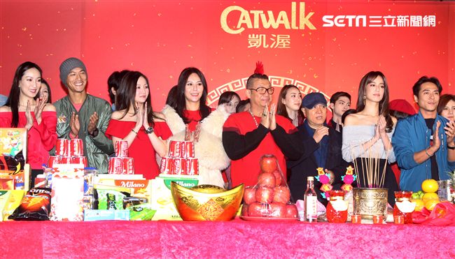 凱渥名模團拜財神駕臨。（記者邱榮吉/攝影）