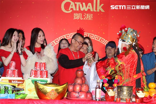 凱渥洪偉明頭上帶著雞冠率洪曉蕾、陳庭妮名模等開工團拜，同時迎財神。（記者邱榮吉/攝影）