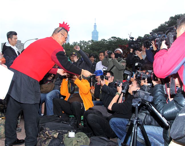 凱渥洪偉明頭上帶著雞冠率洪曉蕾、陳庭妮等名模開工團拜，同時迎財神。（記者邱榮吉/攝影）