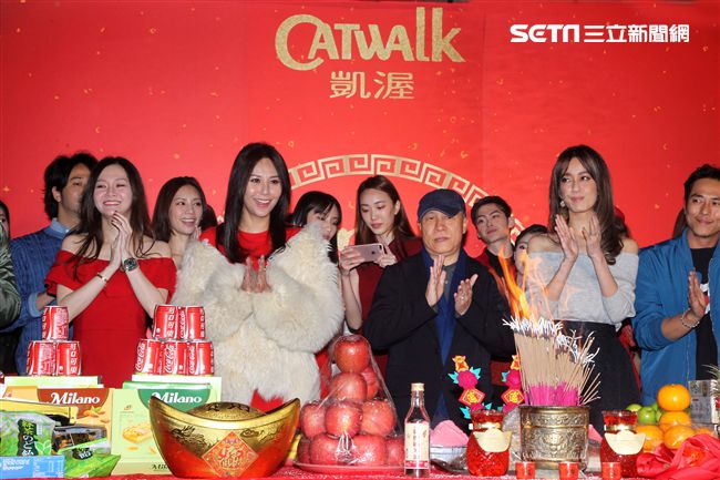 凱渥洪偉明頭上帶著雞冠率洪曉蕾、陳庭妮名模等開工團拜，同時迎財神。（記者邱榮吉/攝影）