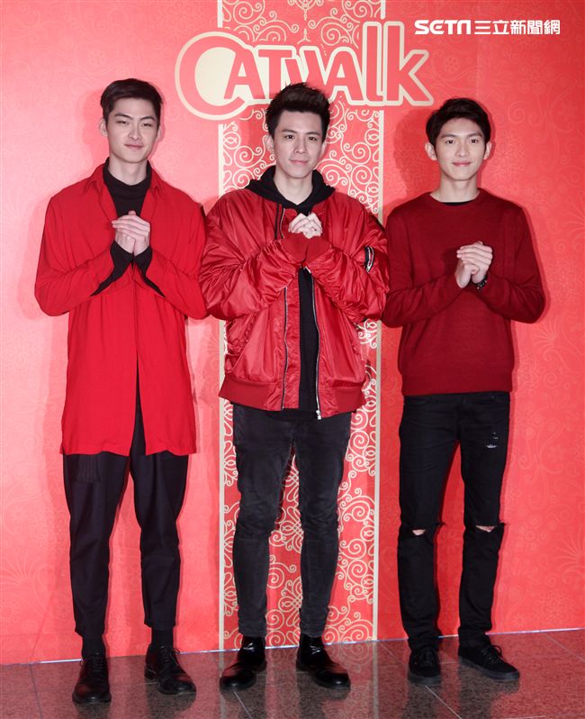 凱渥洪偉明頭上帶著雞冠率洪曉蕾、陳庭妮等名模開工團拜，同時迎財神。（記者邱榮吉/攝影）