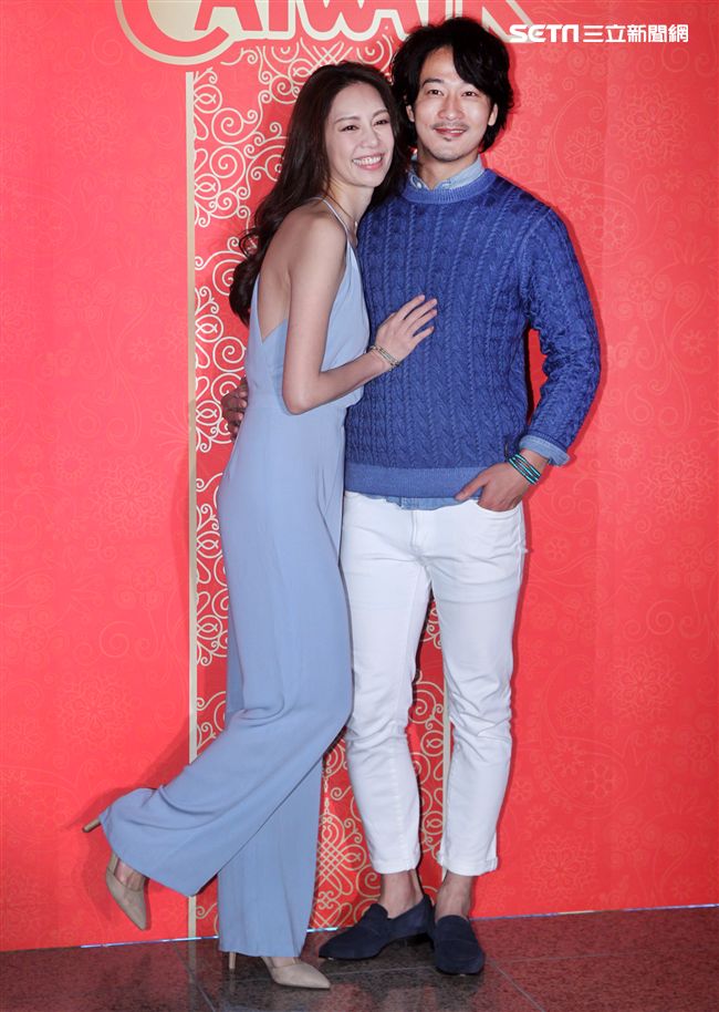 凱渥洪偉明頭上帶著雞冠率洪曉蕾、陳庭妮等名模開工團拜，同時迎財神。（記者邱榮吉/攝影）