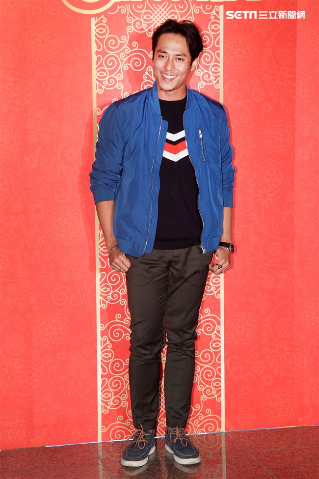 凱渥洪偉明頭上帶著雞冠率洪曉蕾、陳庭妮名模等開工團拜，同時迎財神。（記者邱榮吉/攝影）