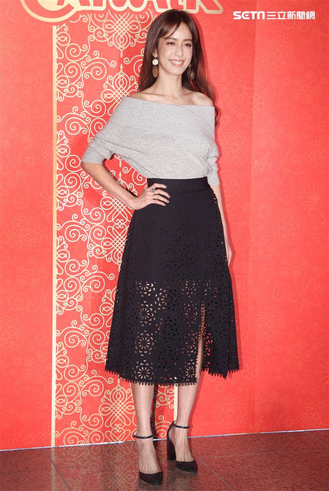 凱渥名模陳庭妮金雞報喜。（記者邱榮吉/攝影）