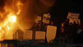 抗議右派演講者 加大柏克萊分校爆示威(圖／美聯社／達志影像)