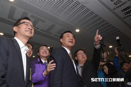 立法院長蘇嘉全和桃園市長鄭文燦試乘桃園機場捷運 圖/記者林敬旻攝