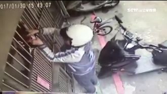 大白天的…賊手伸鐵窗縫偷重機皮衣